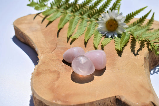 Rozekwarts trommelsteen