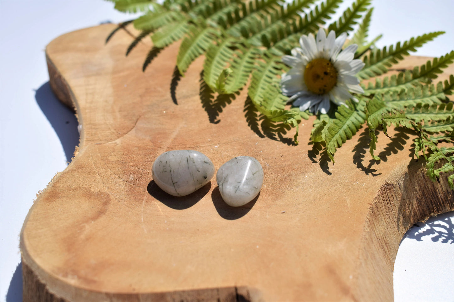 Toermalijn groen in bergkristal trommelsteen