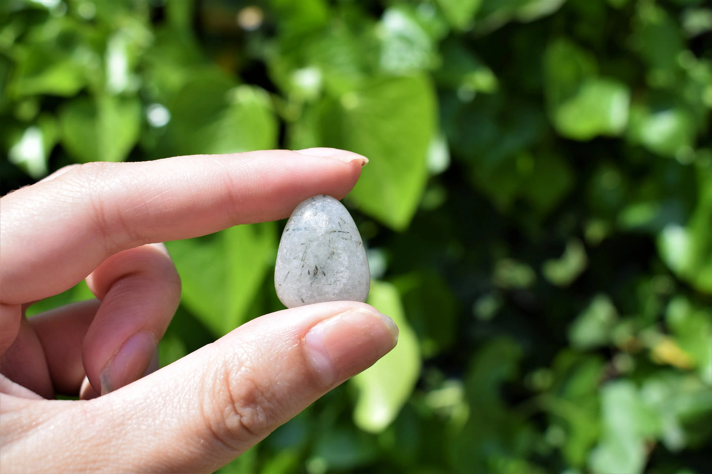 Toermalijn groen in bergkristal trommelsteen