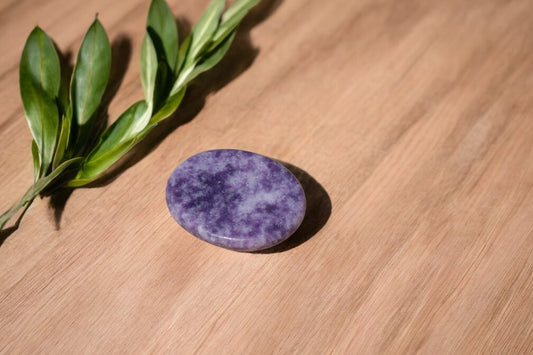 Lepidoliet knuffelsteen