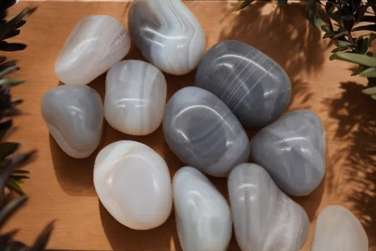 Agaat grijs trommelsteen