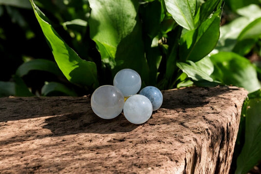 Aquamarijn blauwe bol met houdertje 1cm