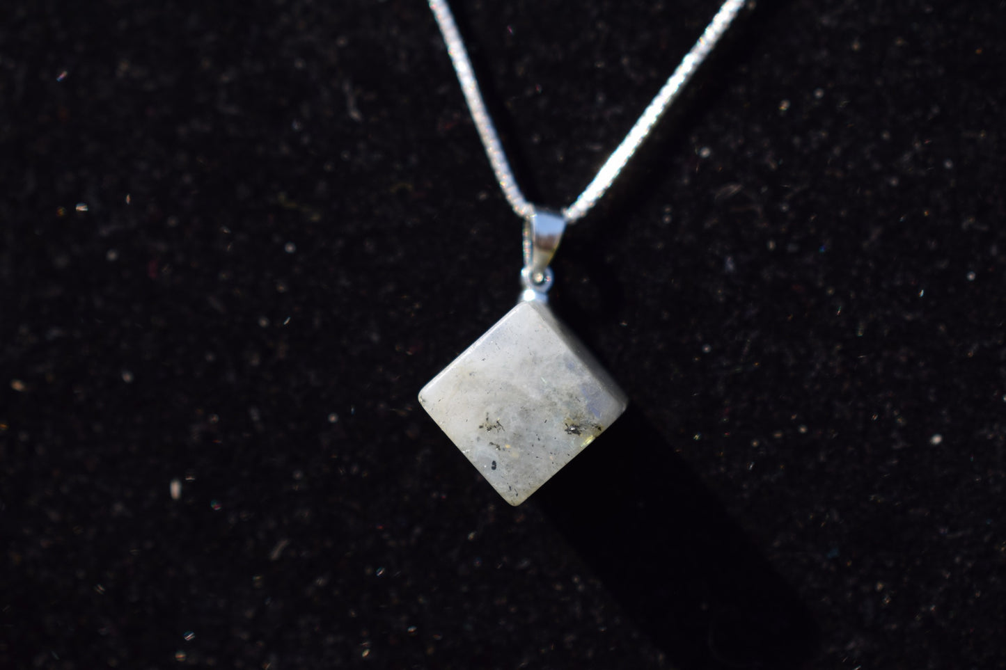 Labradoriet kubus hanger