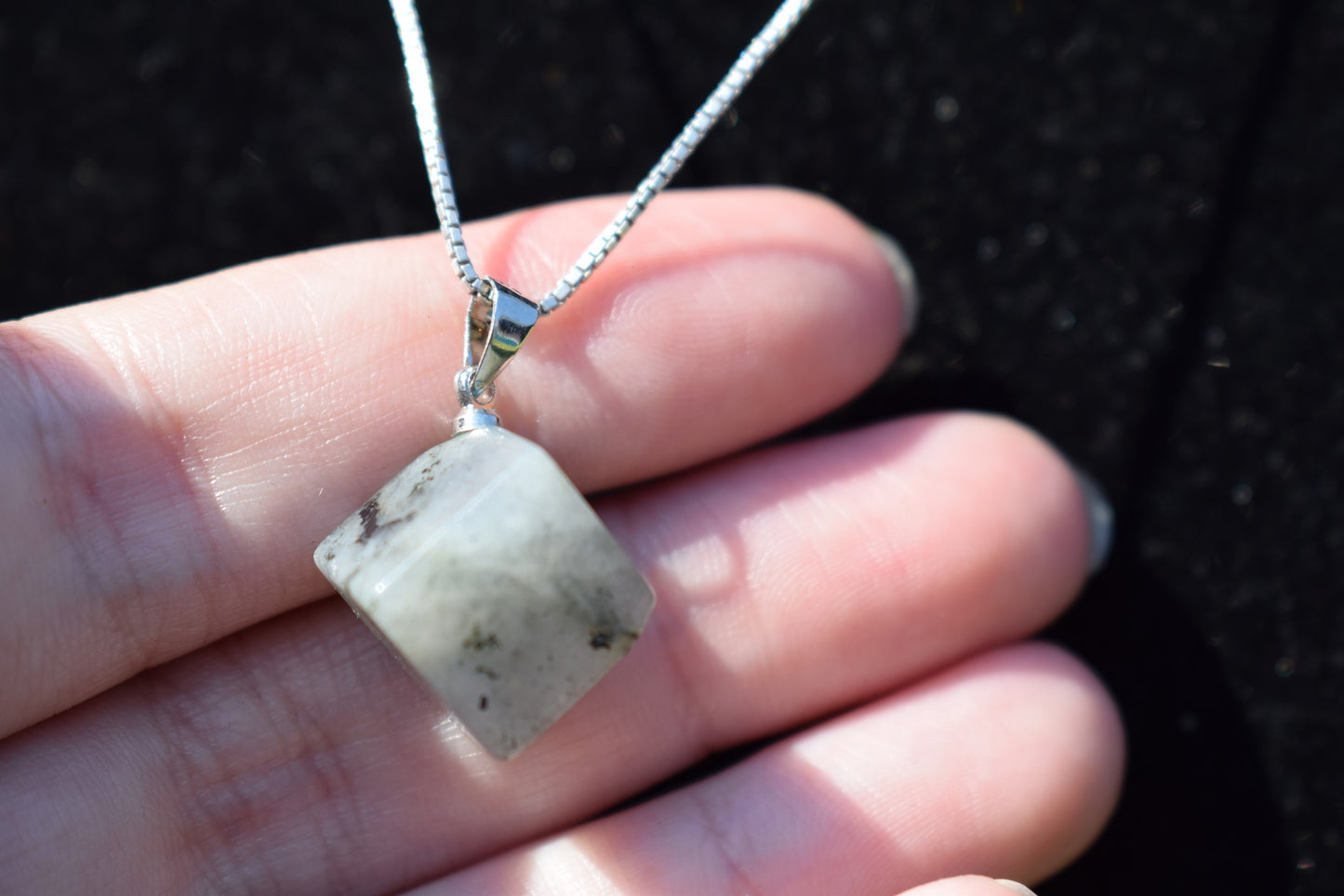 Labradoriet kubus hanger