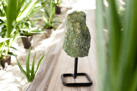 Jadeiet op metalen standaard