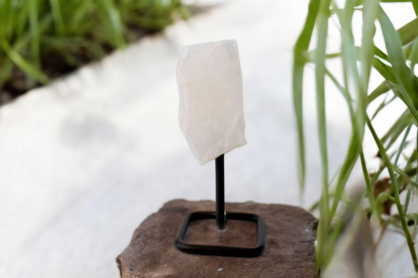 Ruw brok bergkristal op metalen standaard