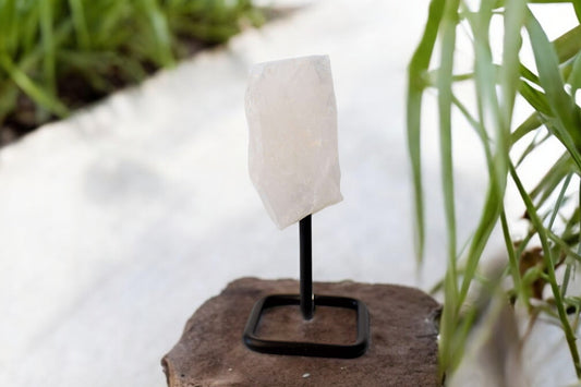 Ruw brok bergkristal op metalen standaard