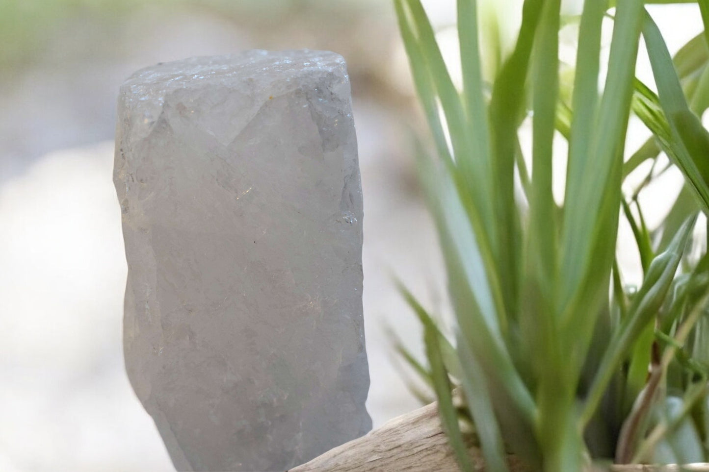 Ruw brok bergkristal op metalen standaard