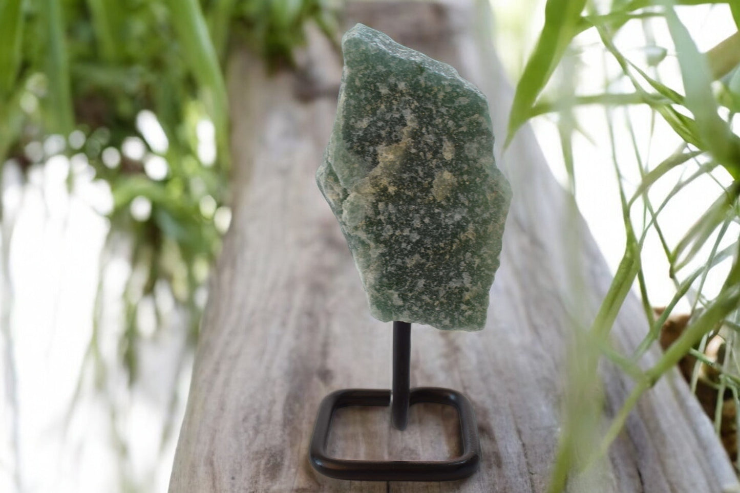 Groene Kwarts op metalen standaard