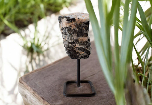 Toermalijnkwarts op metalen standaard