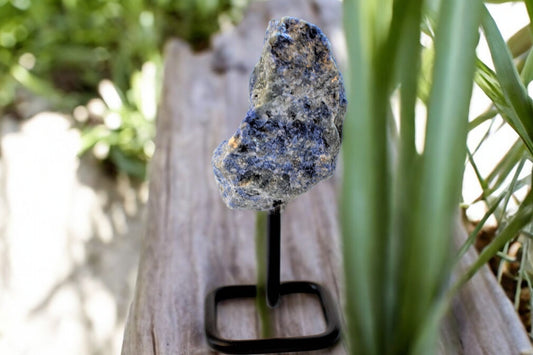 Sodaliet op metalen standaard