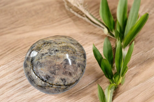 Jumbo Zwarte Maansteen Handsteen