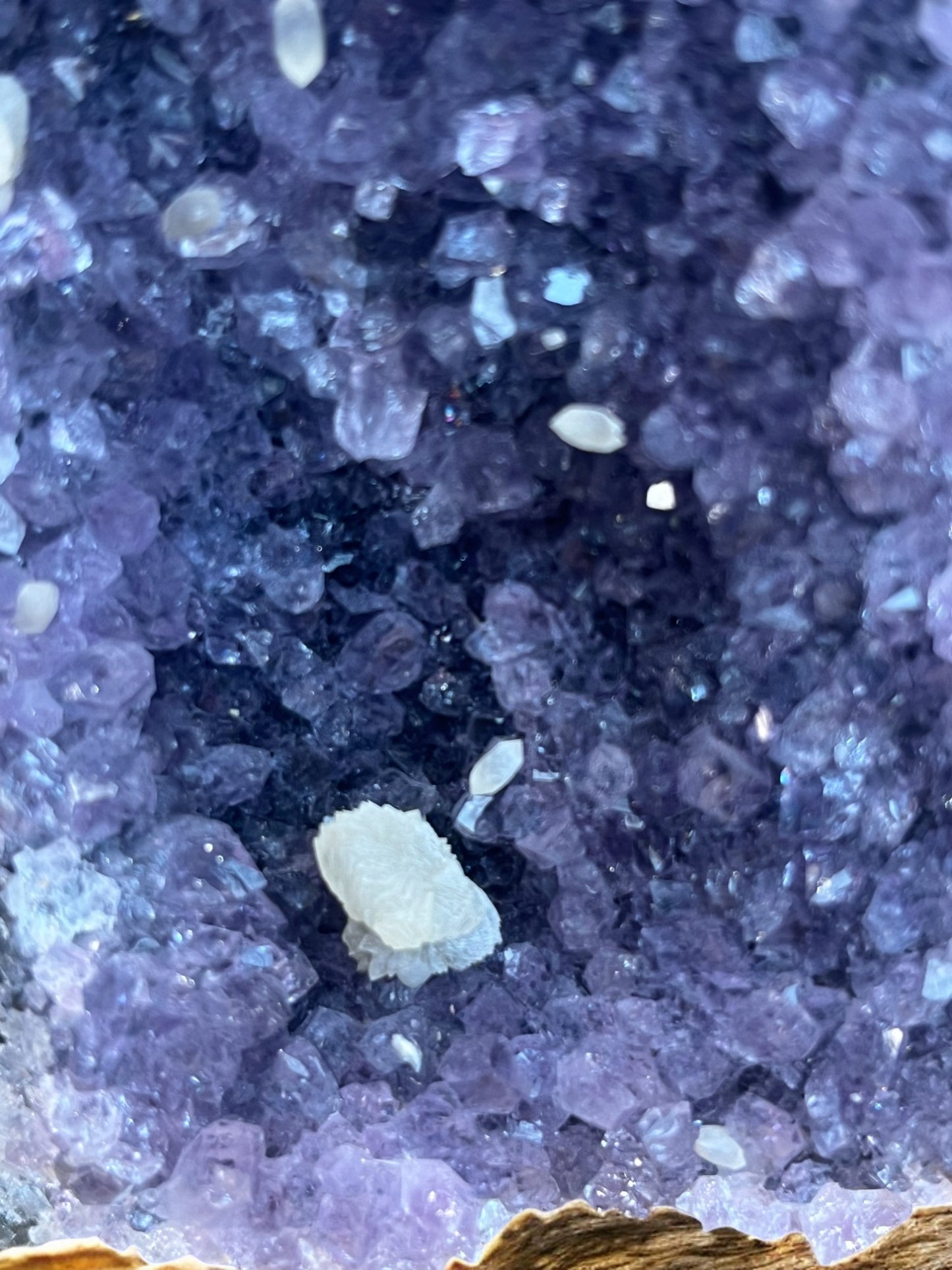 Amethist Cluster met Calciet op Standvlak – 534 gram