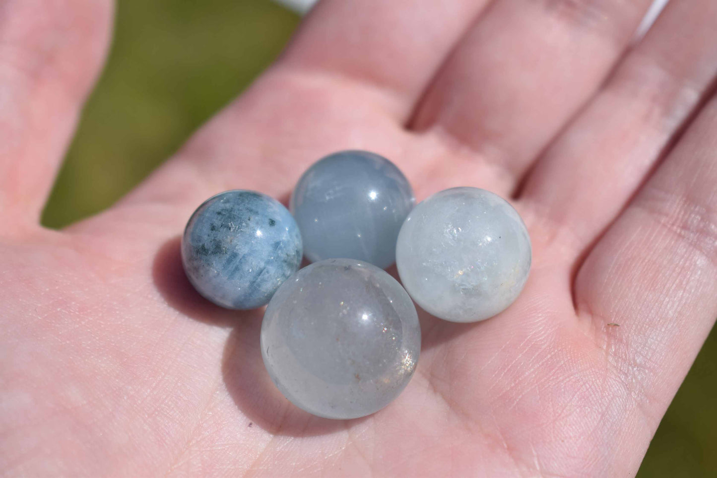 Aquamarijn blauwe bol met houdertje 1cm