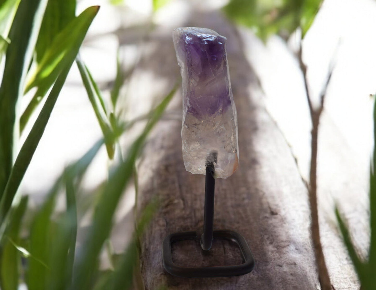 Amethist op metalen standaard